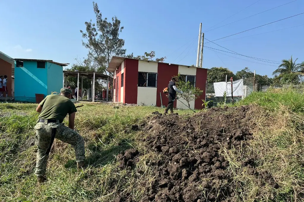 Imagen Elementos de la Sedena realizan actividades de labor social en escuela de Veracruz