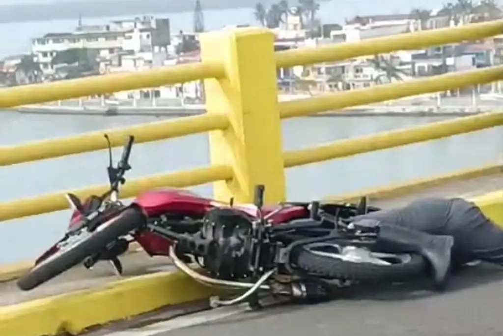 Imagen Joven motociclista se accidenta en puente de Alvarado, Veracruz