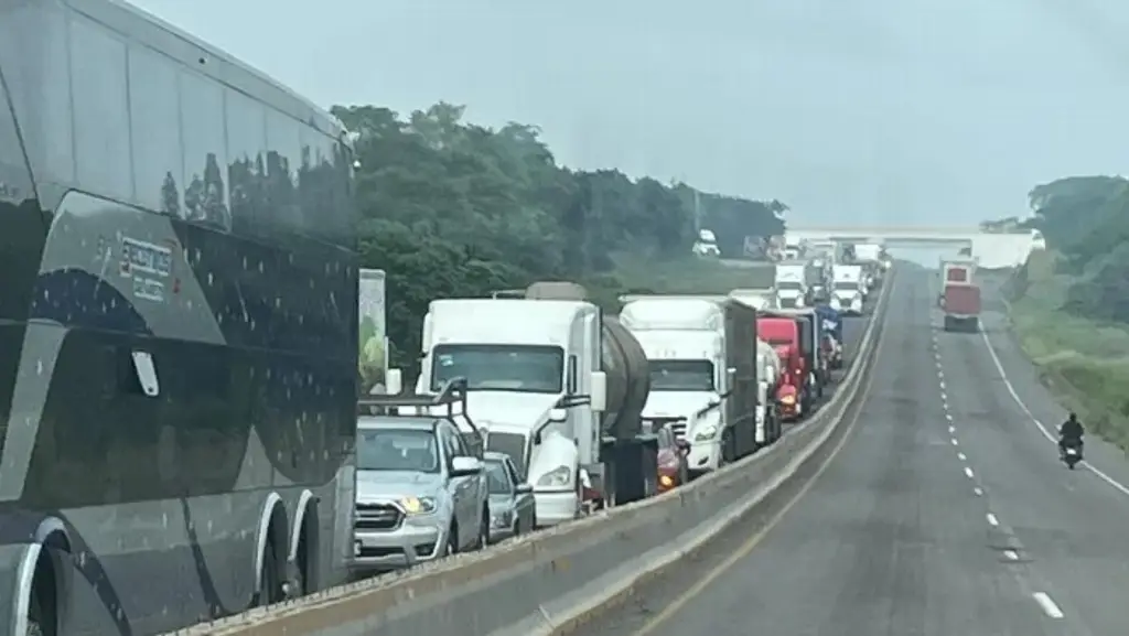 Imagen Hay cierre total de circulación en autopista de Veracruz 