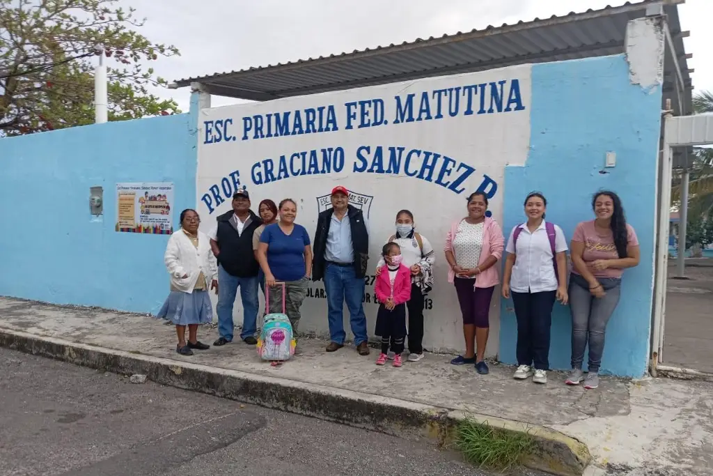 Imagen Escuela primaria de Boca del Río se queda sin luz; piden atención de CFE