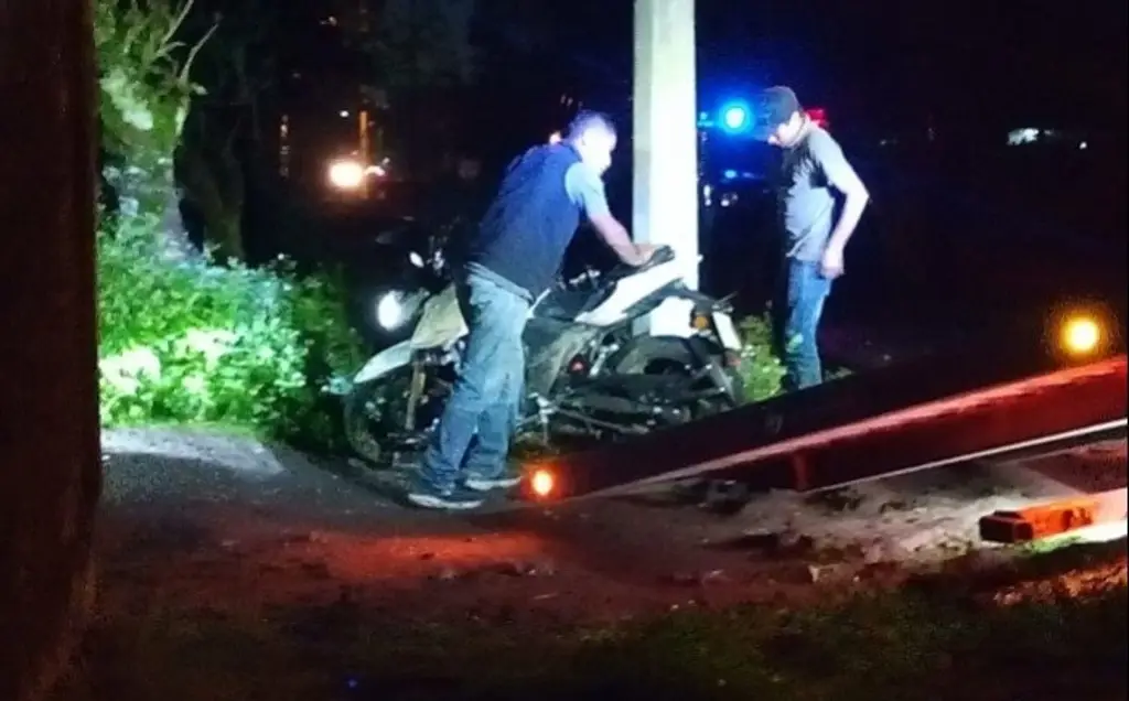 Imagen Muere mujer tras chocar en moto contra un poste de concreto en carretera de Veracruz