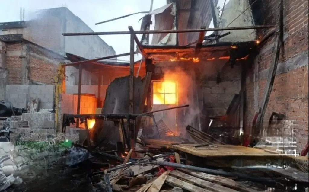 Imagen Incendio consume casa particular en Orizaba, Veracruz