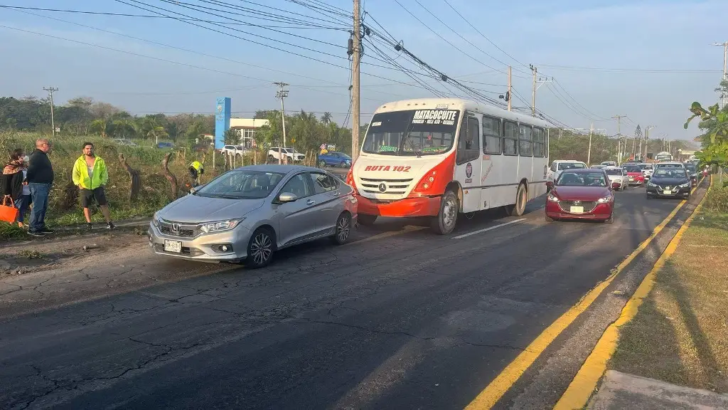 Imagen Choca camión con auto en la Veracruz - Xalapa