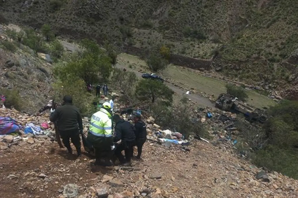 Imagen Accidente de autobús deja 28 muertos en Bolivia; investigan a empresa   