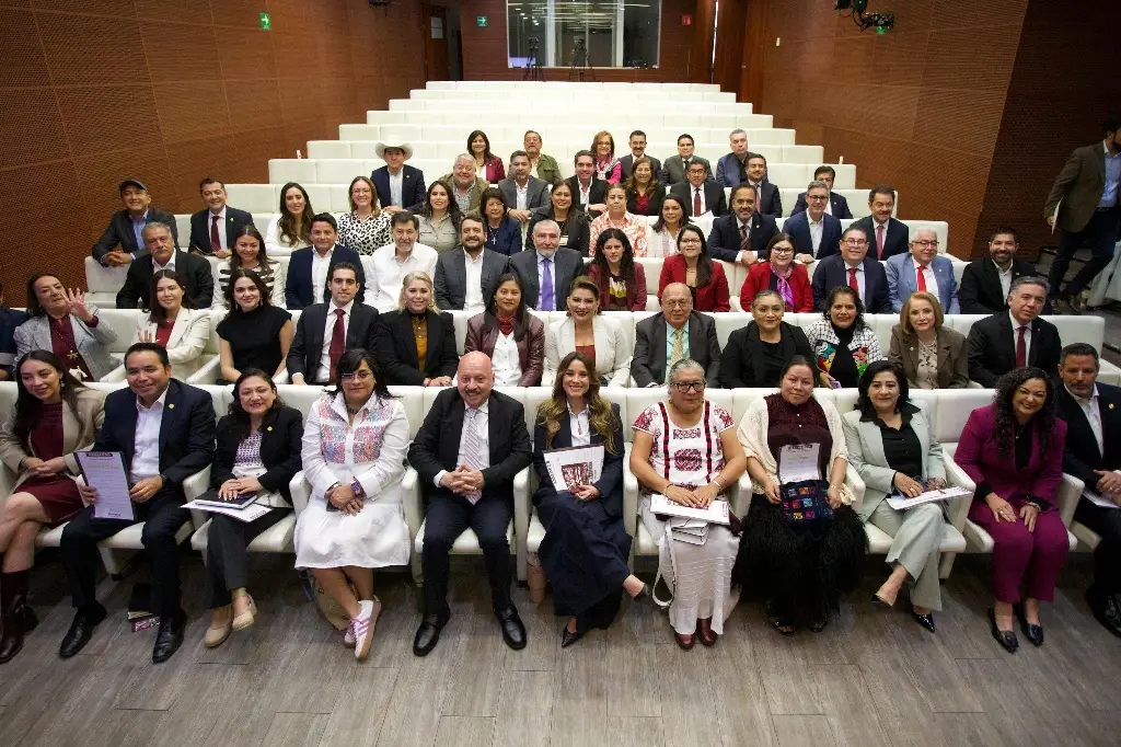 Imagen Fernández Noroña y otros senadores se afilian a Morena; Yunes Márquez aparece en foto