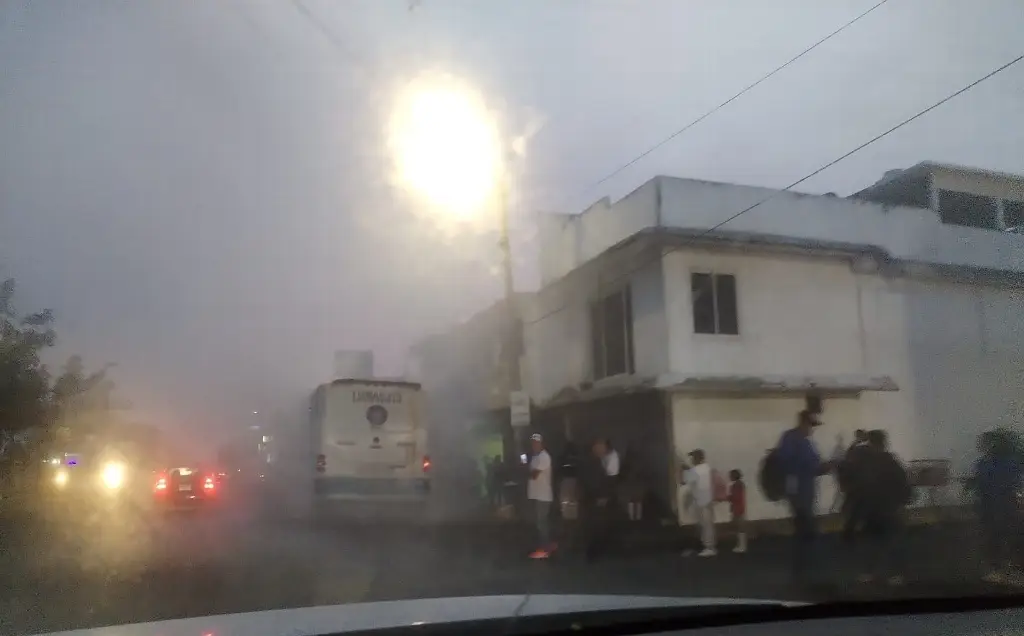 Imagen Invade humo camión urbano en Veracruz y evacuan a todos los pasajeros