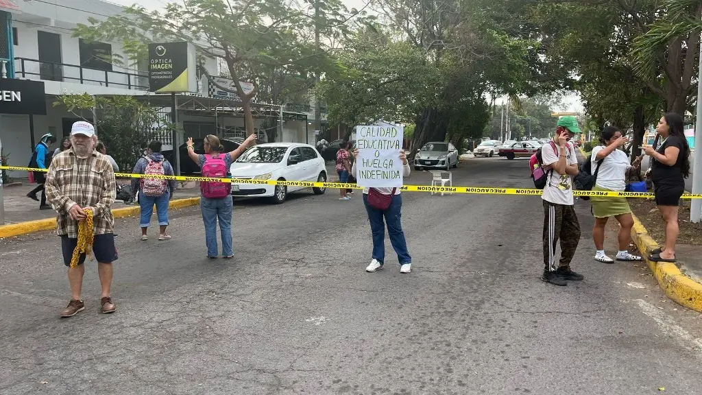 Imagen Bloquean Miguel Ángel de Quevedo y Campero, en Veracruz