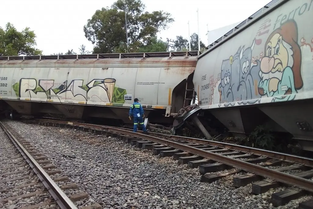 Imagen Se descarrila tren y derriba barda de Guardia Civil en Estado de México