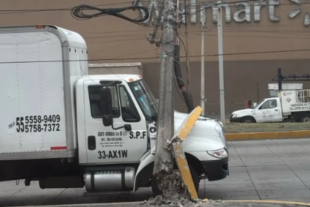 Imagen Rachas de viento derriban poste de concreto y cae encima de camión en Veracruz