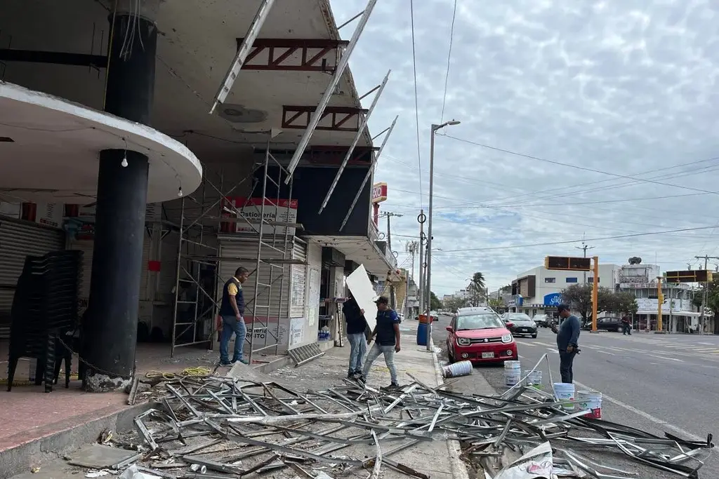 Imagen Retiran fachada del mercado Zaragoza en Veracruz para evitar accidentes