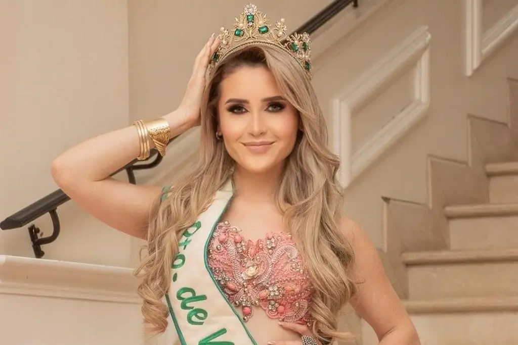 Imagen Banda y corona para la nueva Miss Earth Puerto de Veracruz 2025/2026