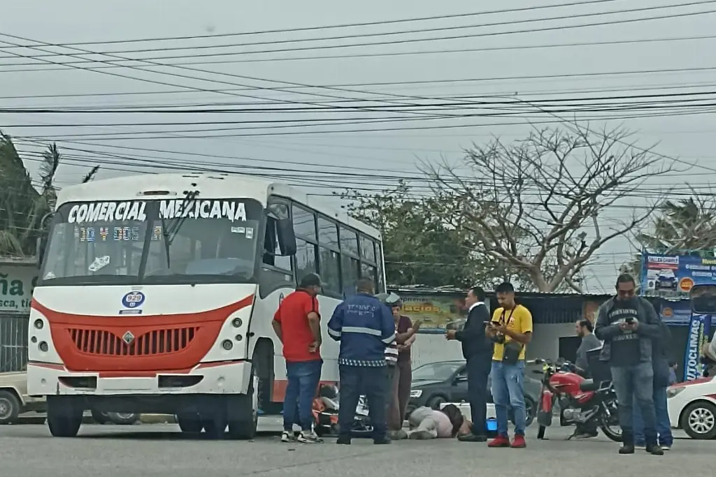 Imagen Chocan camión y moto en Veracruz