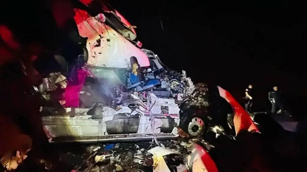 Imagen Tráiler impacta autobús en carretera de Veracruz