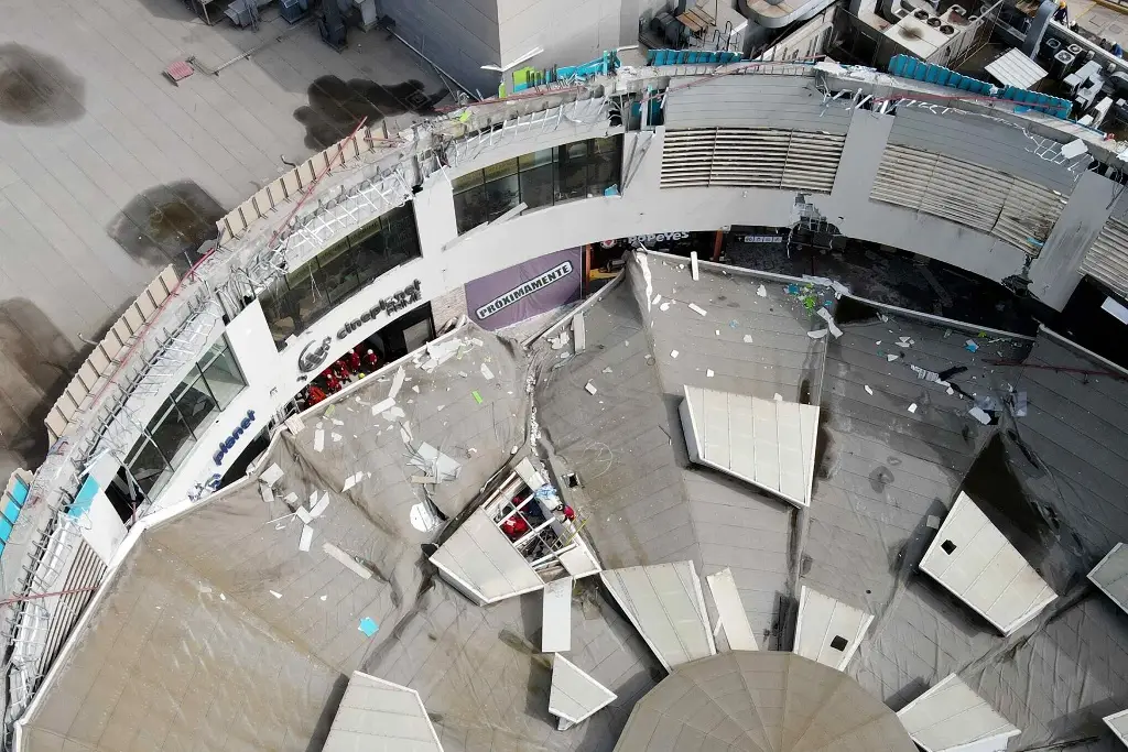 Imagen Suben a 4 los muertos tras desplomarse parte del techo de un centro comercial en Perú