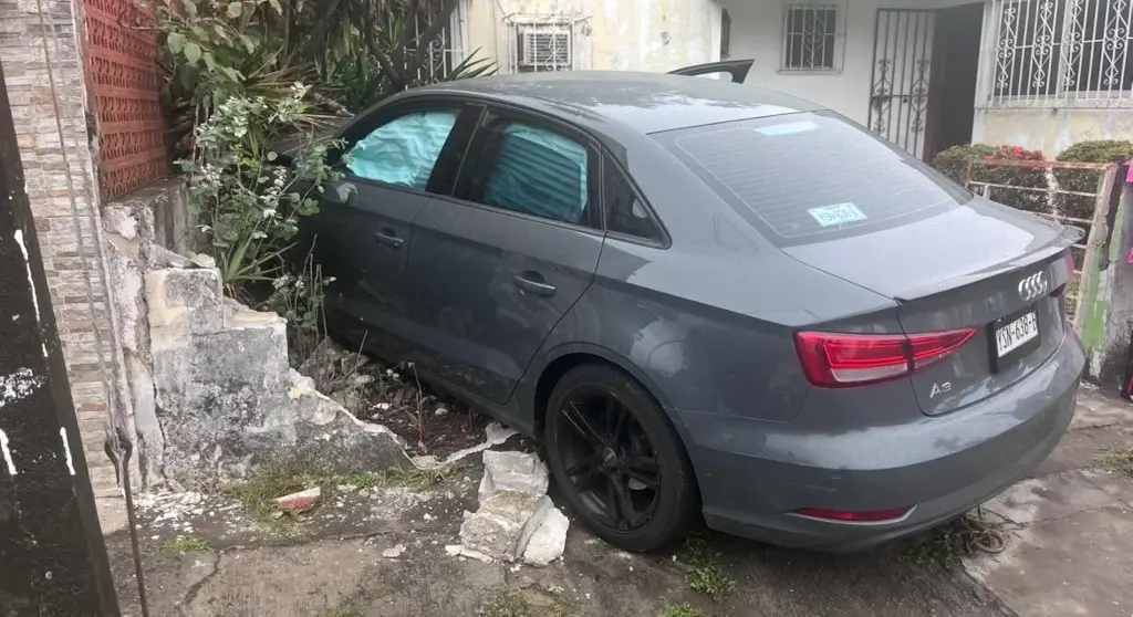 Imagen Auto de lujo se estrella con una vivienda en el Floresta