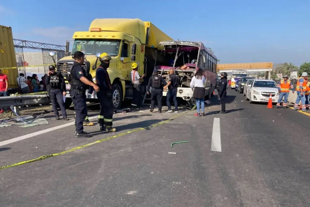 Imagen Van contra funcionarios públicos por accidente en la Veracruz-Cardel