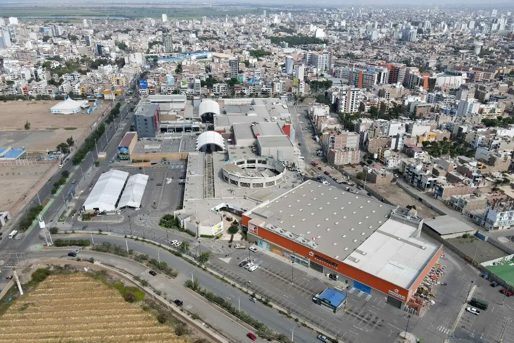 Imagen Suman ocho muertos por desplome de techo de centro comercial en Perú