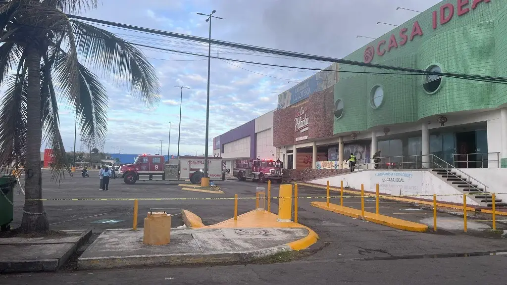 Imagen Se registra incendio en comercio de estacionamiento de centro comercial en Boca del Río 