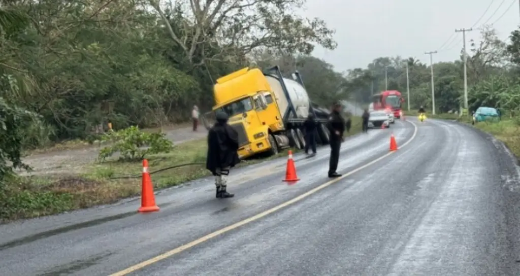 Imagen Tome precauciones, hay cierre vial en autopista de Veracruz 