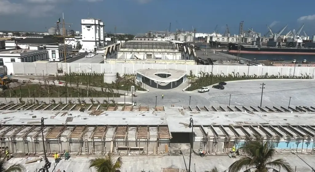 Imagen Artesanos del malecón esperan instalarse en la nueva plaza Heroísmo Veracruzano en Marzo