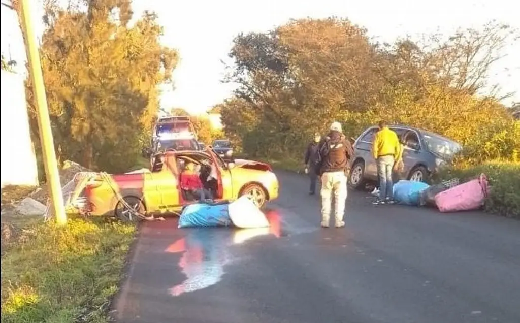 Imagen Chocan de frente dos vehículos particulares en carretera de Veracruz