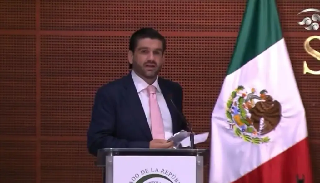 Imagen Circula video donde senadores de Morena entregan premio a abogado de ‘El Mayo’