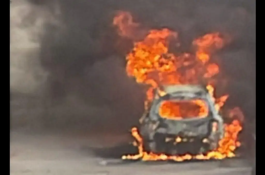 Imagen Queman taxi con un cuerpo adentro en Minatitlán, Veracruz