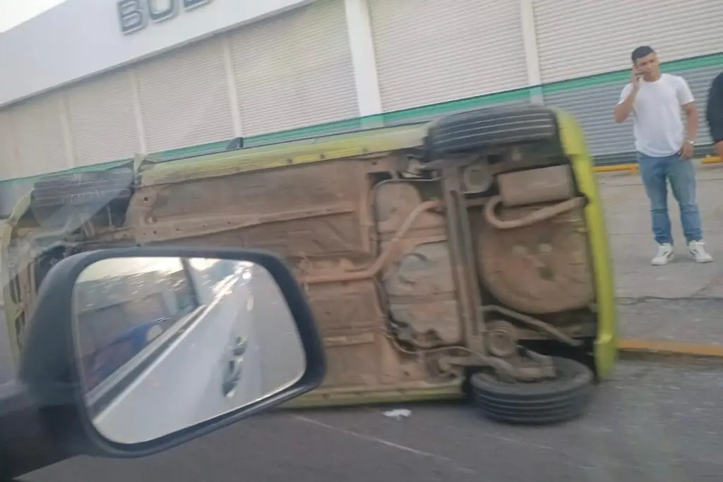 Imagen Volcadura a un costado del puente de las Amapolas en Veracruz 