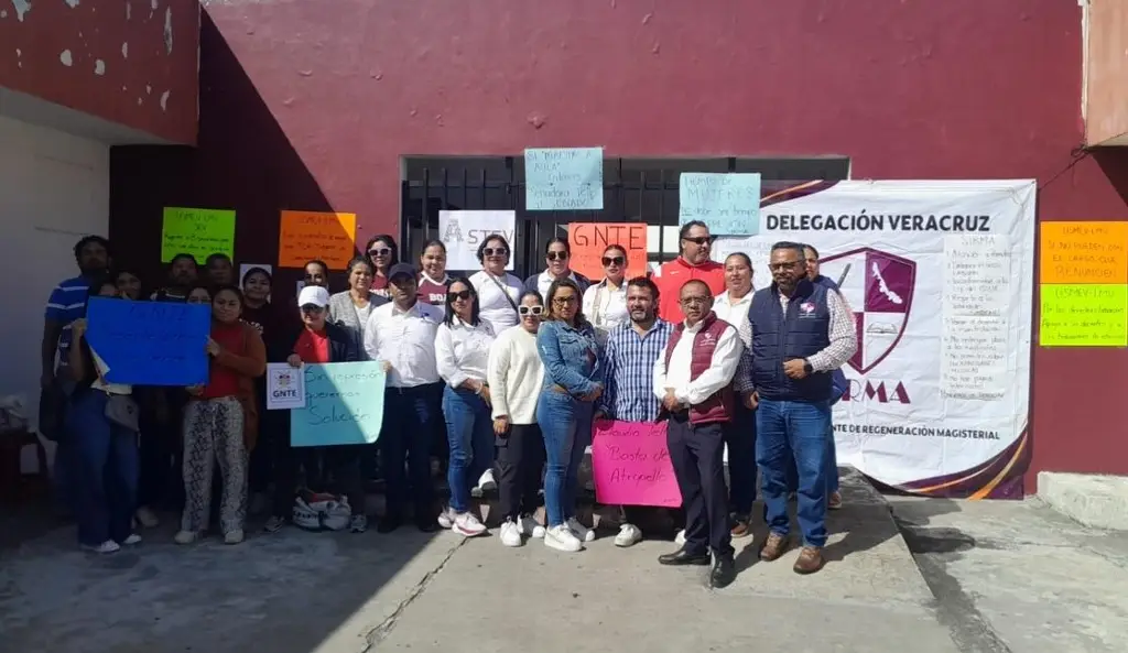 Imagen Maestros toman las instalaciones de la Delegación de la SEV en el puerto de Veracruz