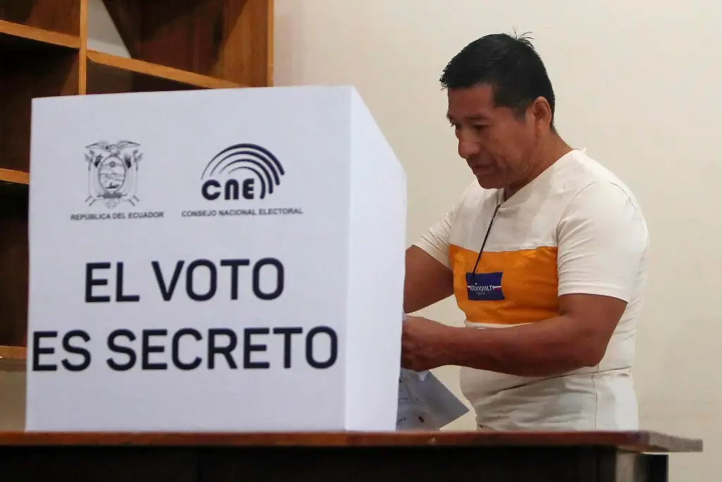 Imagen Noboa espera que se prohíba votar con el celular en mano en la segunda vuelta en Ecuador