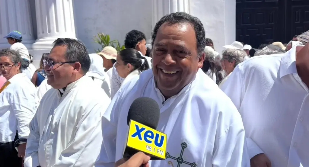 Imagen Creyentes católicos realizan procesión a la catedral de Veracruz