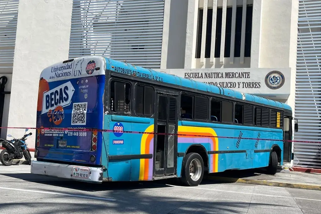 Imagen Choca camión de pasaje contra la Escuela Náutica Mercante en Veracruz