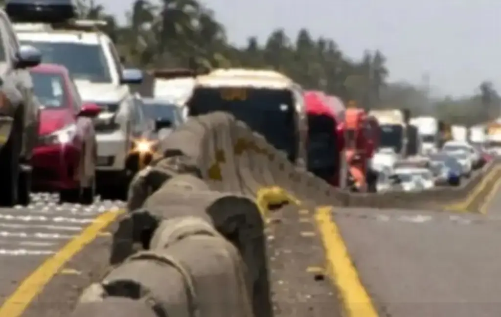 Imagen Hay cierre parcial de circulación en autopista con dirección a la ciudad de Veracruz 