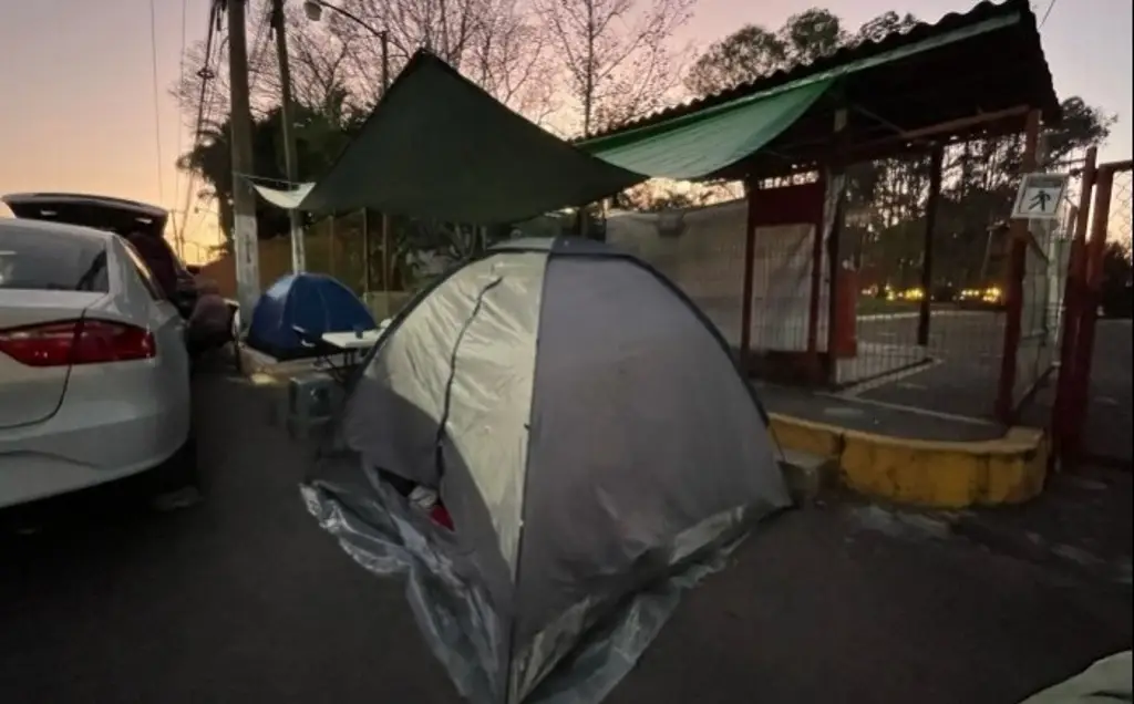 Imagen Docentes duermen esta noche de martes afuera de las oficinas de la SEV