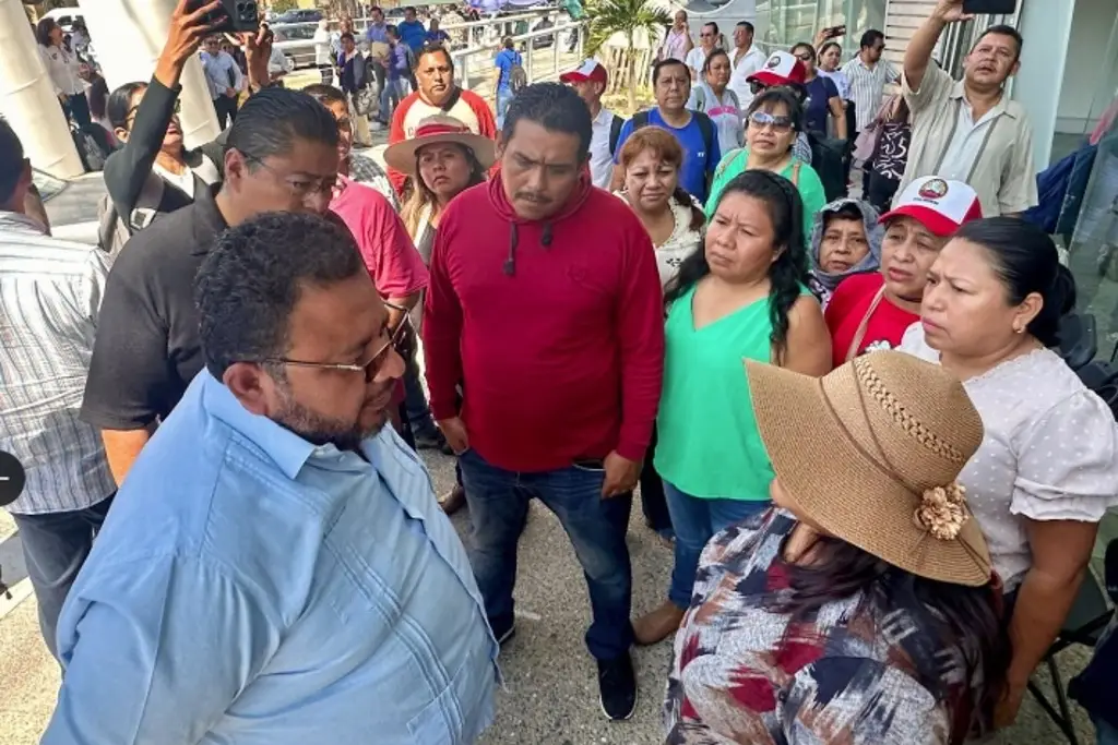 Imagen Profesores de la CETEG irrumpen en Foro Estatal de Educación en Guerrero