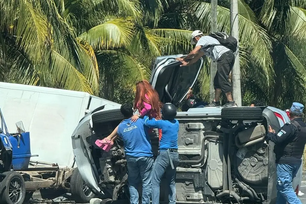 Imagen Aparatoso accidente en la Boca del Río - Paso del Toro; camioneta queda volcada 