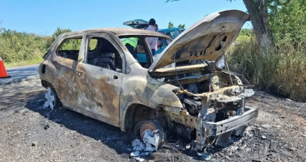 Imagen Se incendia carro particular en carretera de Veracruz 