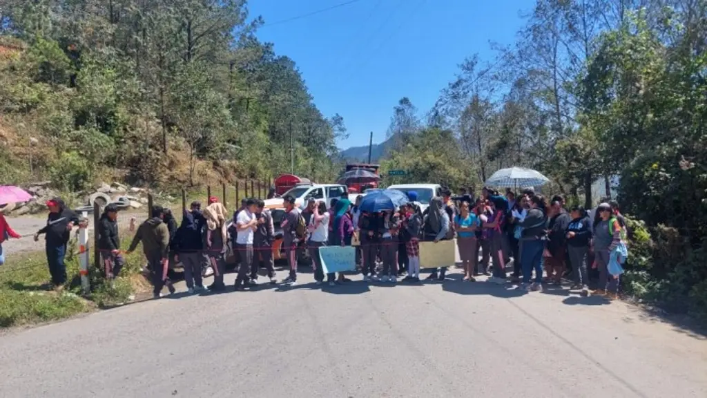 Imagen Padres de familia bloquearon carretera de Veracruz; fue por esta razón 