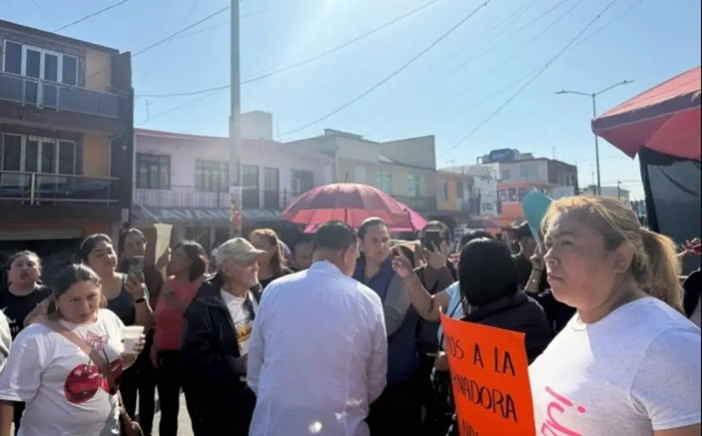 Imagen Madres de familia de Telesecundaria en Xalapa cierran avenida, tienen 16 meses sin director