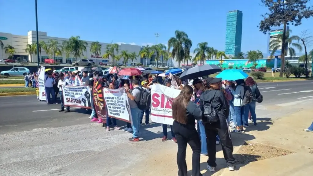 Imagen Maestros bloquean un carril de la carretera Xalapa-Veracruz, exigen 20 mil horas