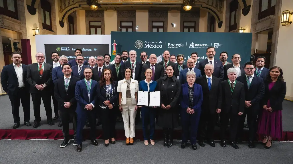 Imagen Sheinbaum firma acuerdo con gasolineros para topar gasolina magna a 24 pesos por litro