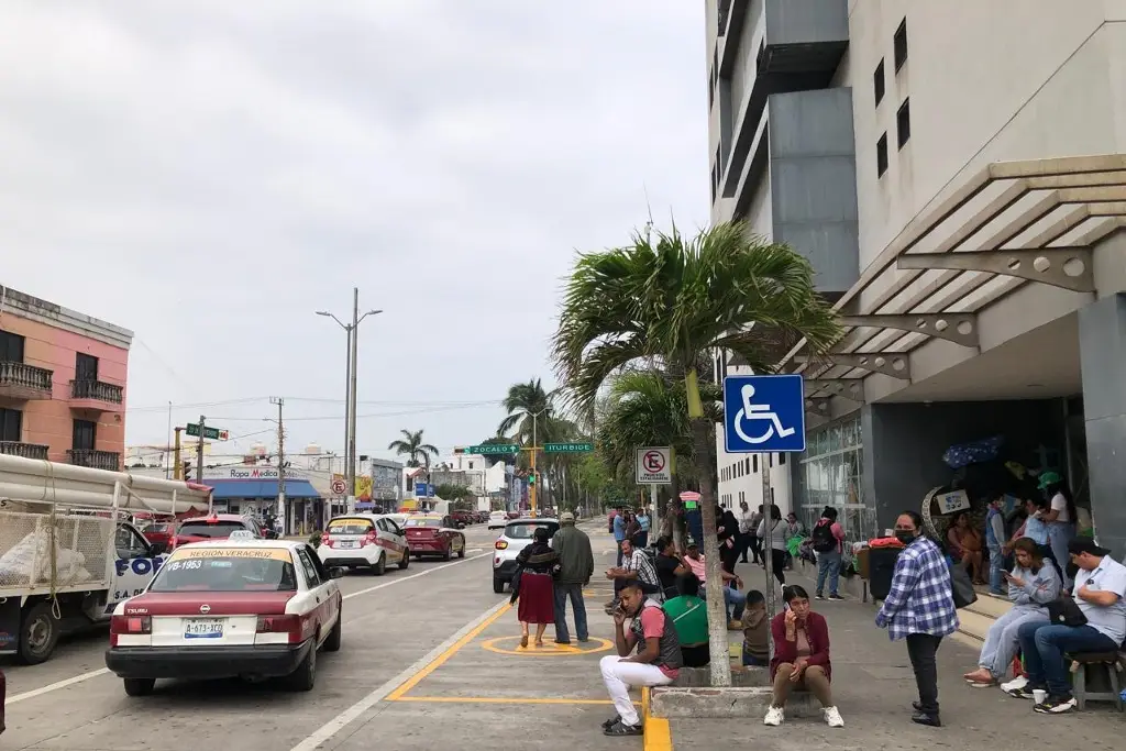 Imagen Ya no dejan estacionarse frente al Hospital Regional de Veracruz