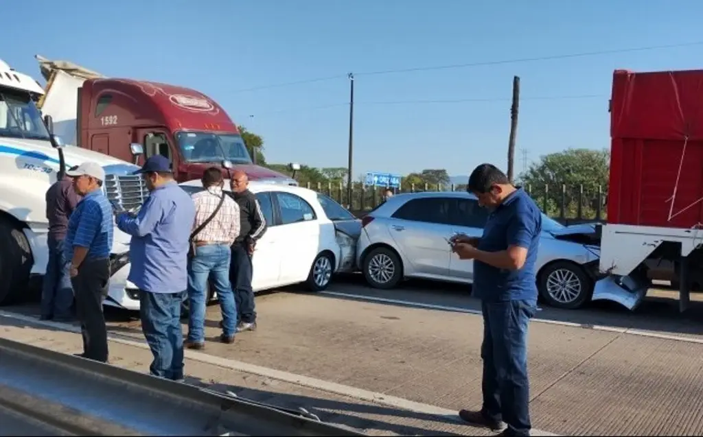 Imagen Tráiler embiste 8 vehículos en la autopista Córdoba-Veracruz, tres lesionados