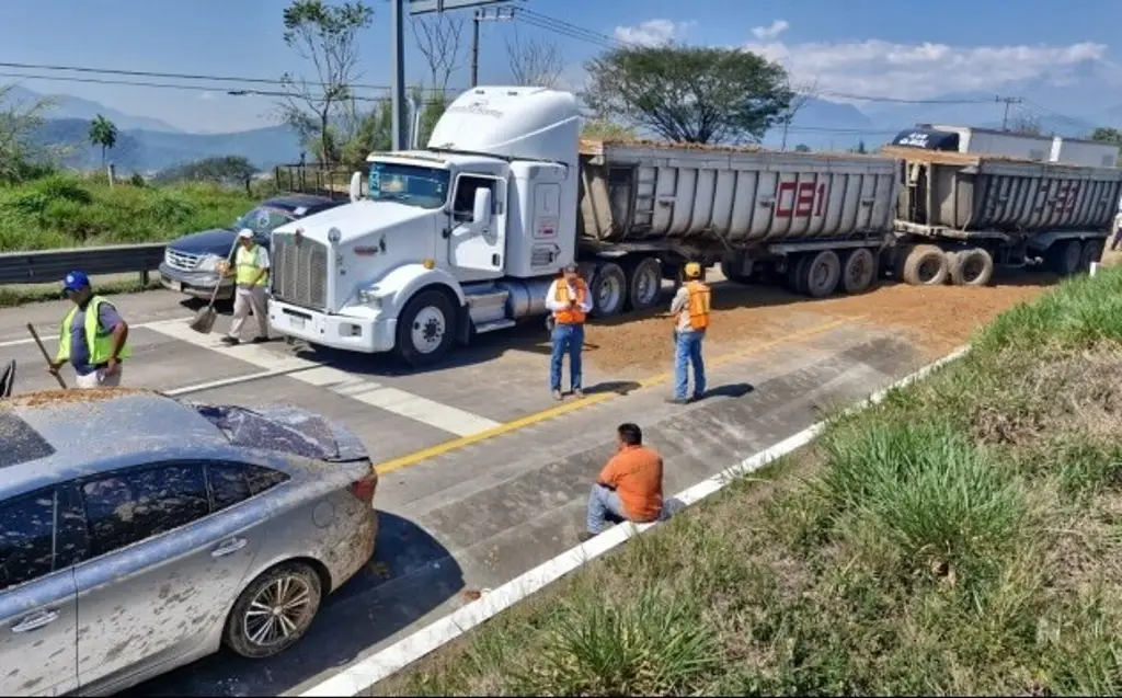 Imagen Se registra fuerte carambola en autopista de Veracruz; hay al menos 2 lesionados 