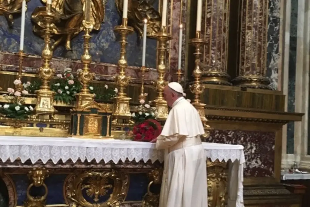 Imagen El papa envía un mensaje firmado desde el hospital, donde sigue trabajando