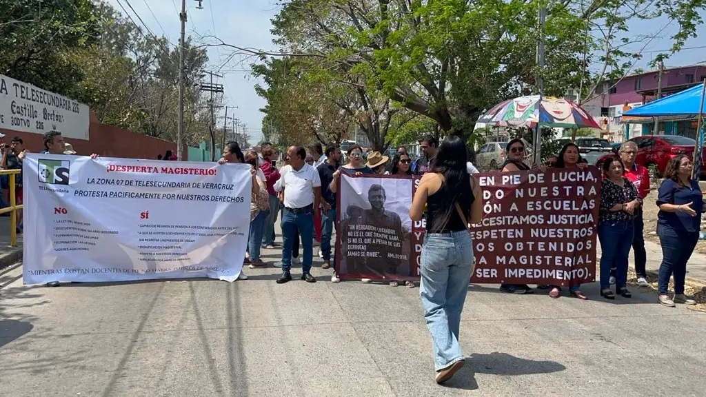 Imagen Maestros de telesecundaria bloquean avenida en Veracruz; rechazan descuentos por ley del ISSSTE