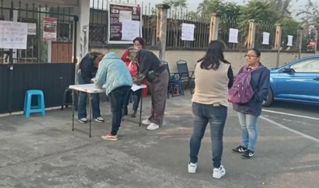 Imagen Docentes toman instalaciones del CAM 15 en Orizaba; exigen dar marcha atrás a la reforma del ISSSTE