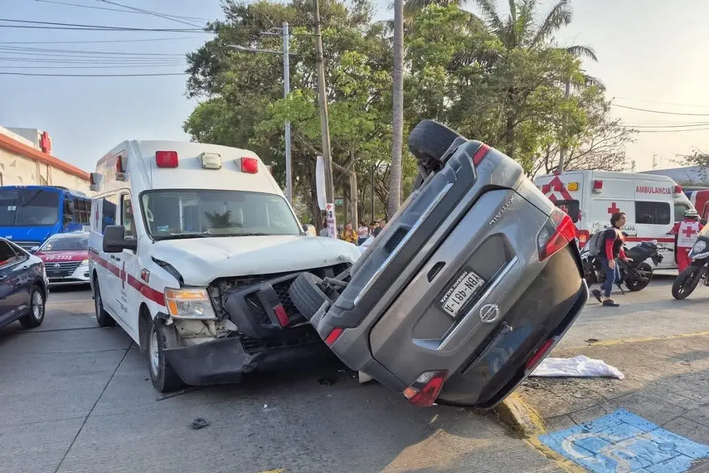 Imagen Chocan camioneta y ambulancia frente a la Cruz Roja de Veracruz; hay dos lesionados