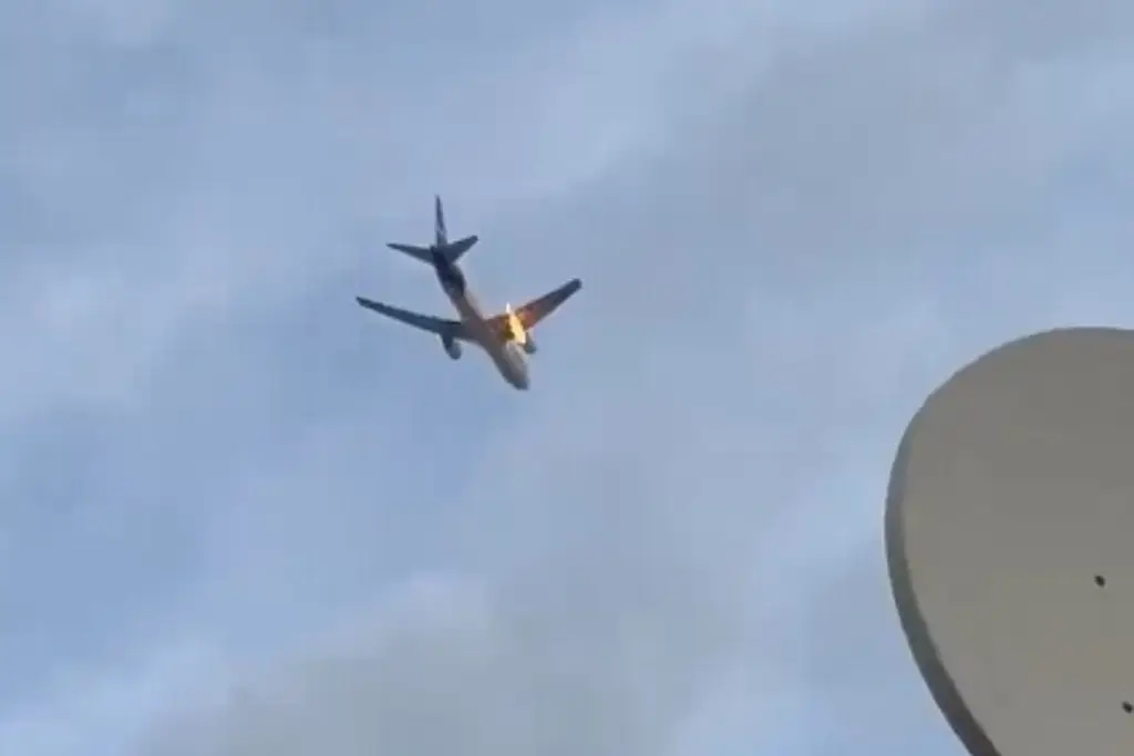 Imagen Avión aterriza de emergencia en Nueva Jersey, tras chocar con un ave e incendiarse un motor