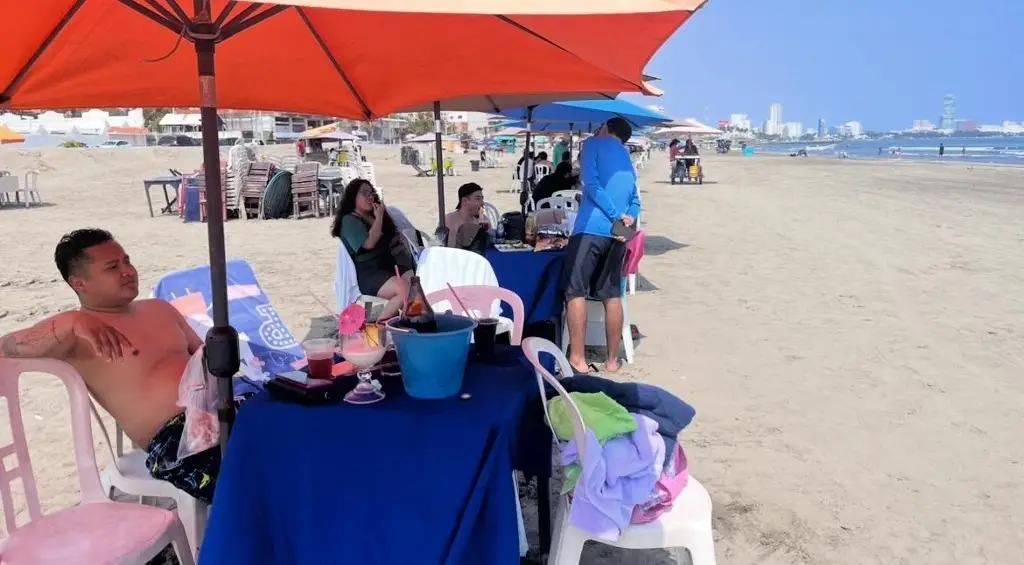 Imagen Turistas aprovechan el clima soleado para visitar playas de Boca del Río 